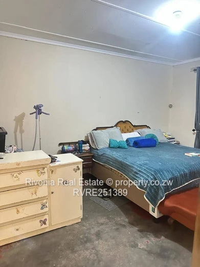 Greendale North: 4-Bed Home on 4200m² with Borehole