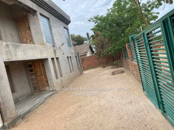 Spacious 5-Bed Double-Storey in Zimre Park – Walled