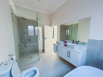 3 Bedroom Flat & Apartment