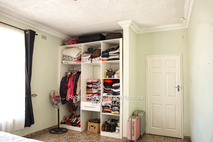 Spacious 5-Bed Westgate Home with Borehole & Large Bedrooms