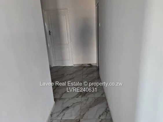 1,800m² OF UNCOMPROMISED LIVING – SOLAR, BOREHOLE & A GUEST SUITE IN THE HEIGHTS