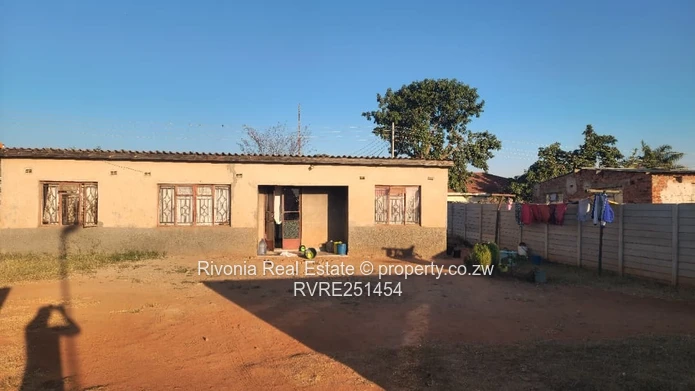 Walled 1-Bed cottage , Large Yard & City View in Arcadia (Sole Mandate)