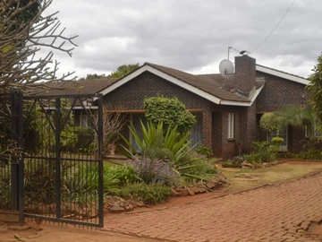 Marlborough Prime 5-Bedroom Home with Cottage & Old Mazowe Road Frontage