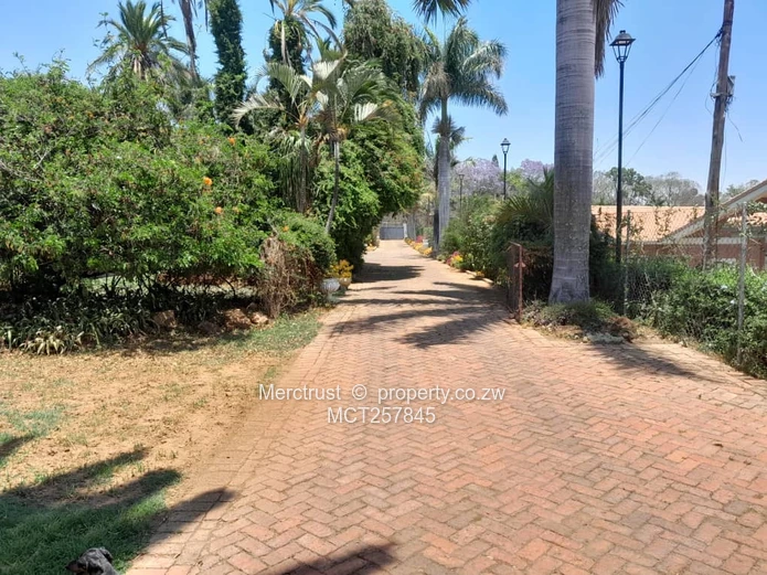 Main road frontage, Zoned Commercial