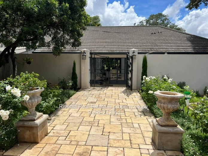 Highlands 4-Bed Home with Verandah, Pool & Gardens