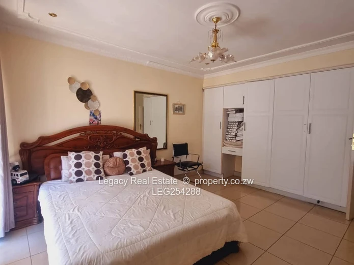Borrowdale: Grand 9-Bed Residence on 4000m² with Borehole