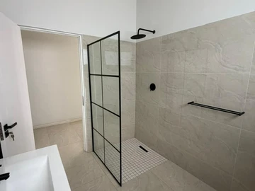 4 Bedroom Flat & Apartment