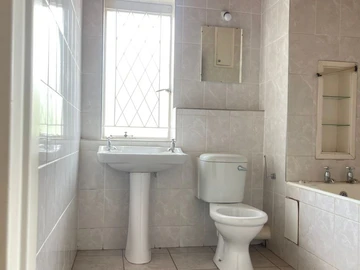2 Bedroom Flat & Apartment