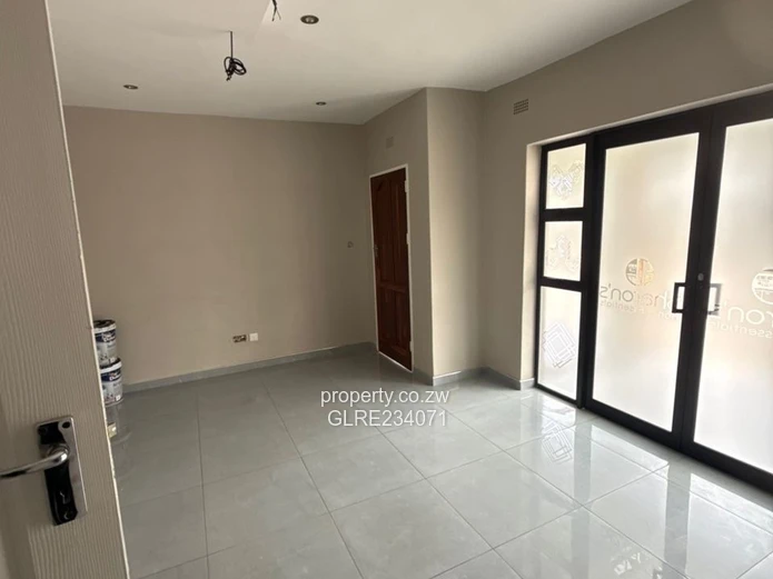 Shop to rent in Avondale West