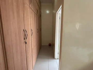 4 Bedroom Flat & Apartment