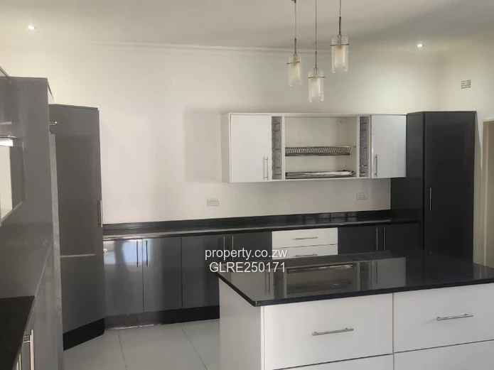 Modern 4-Bed Westgate Flat - Borehole & Garage