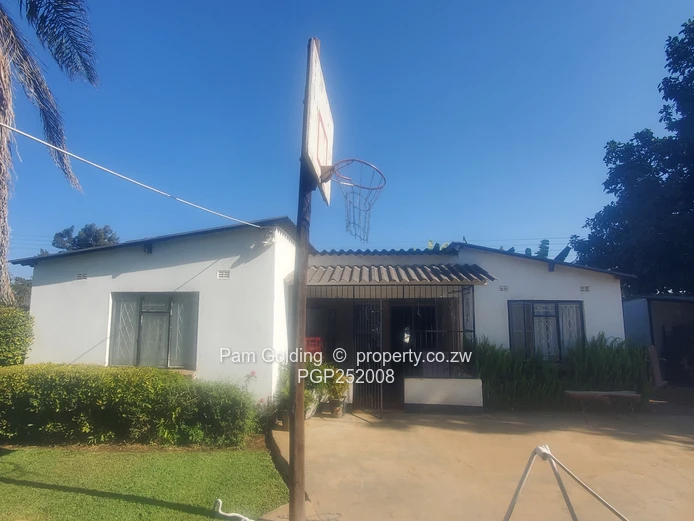 Invest in this sought after neighbourhood. (Sole Mandate)