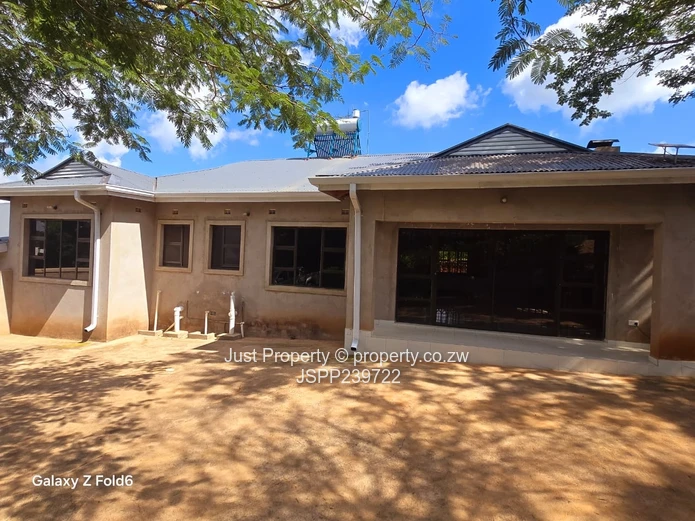 Modern 4-Bed Flat - Open Plan & Borehole in Gletwin Park