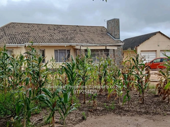 Luveve 4-Bed Family Home on 2900m² with Flatlet