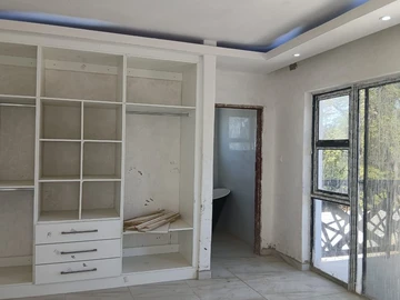 4 Bedroom Flat & Apartment