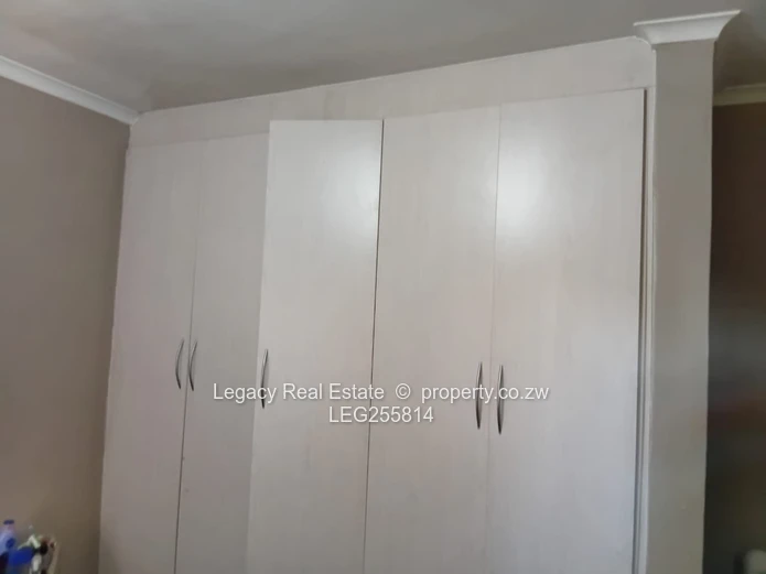 4-Bed Zimre Park House — Fitted Kitchen, Garden & Garage