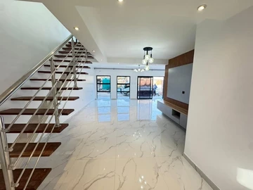4 Bedroom Flat & Apartment