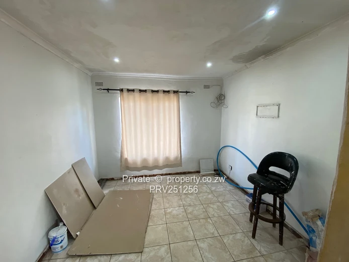 Avenues 2-Bed Flat — Tiled Floors, Garden & 24hr Security