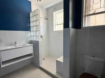 2 Bedroom Flat & Apartment