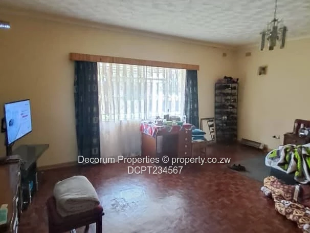 4-Bed Emerald Hill Home on 2030m² with Borehole & Driveway