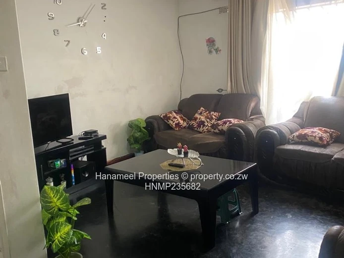 Spacious 2-Bed Apartment in Graniteside Brick Block with Parking