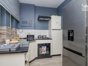 2 Bedroom Flat & Apartment