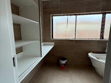 4 Bedroom Flat & Apartment