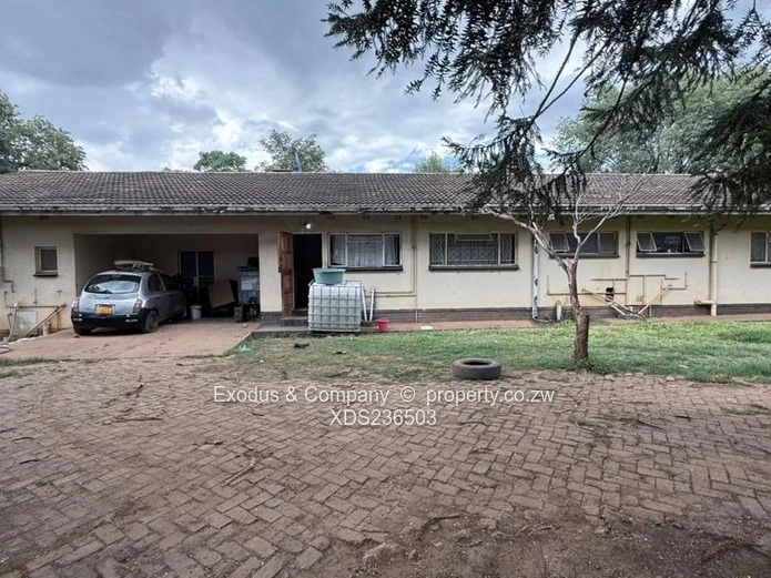 A house for sale in Mshumavale, Kadoma