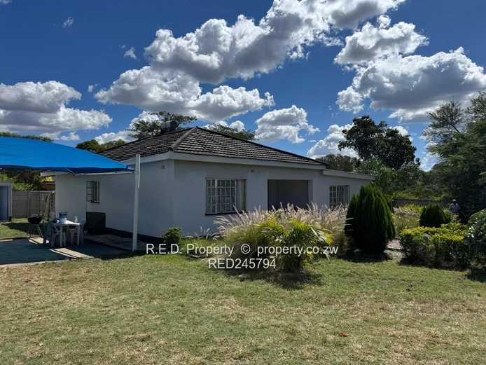 Family Home In The Heart of Burnside!