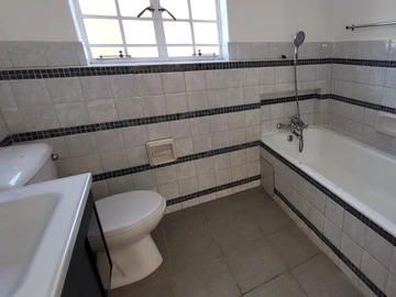 3 Bedroom Flat & Apartment