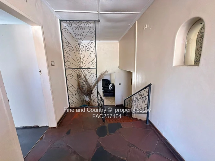 Hillside 5-Bed Home in Brilliant Location