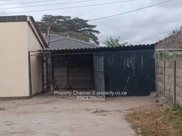 Msasa Park: 2-Bed Home with Covered Carport & Yard