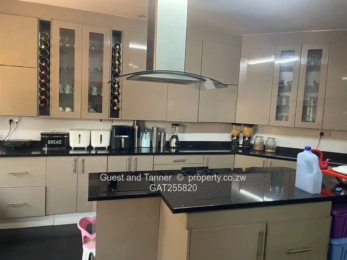 Spacious 5-Bedroom Home with 3-Bedroom Cottage - Gletwin Chishawasha