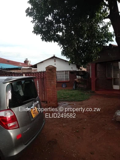 3-Bed Brick Bungalow in Kuwadzana, Harare - Yard & Parking