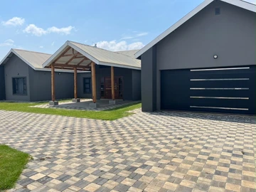 4 Bedroom Flat & Apartment