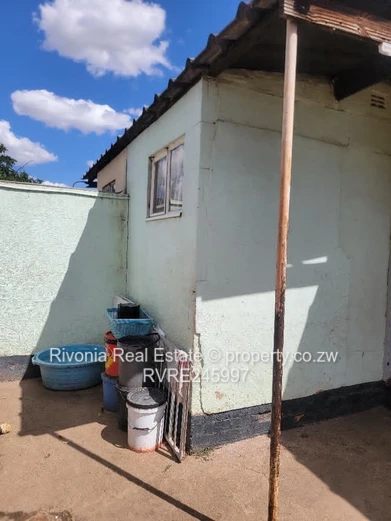 Cosy 2-Bed Home with walled Yard in Glen Norah