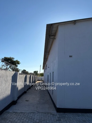 Marondera: Secure 1,000m² High-Ceiling Warehouse