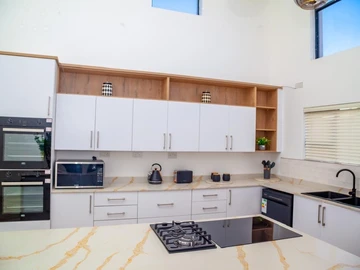 4 Bedroom Flat & Apartment