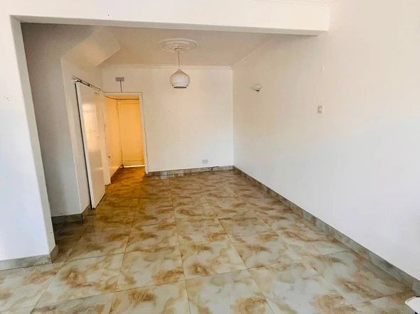 2 Bedroom Flat & Apartment