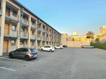 2 Bedroom Flat & Apartment