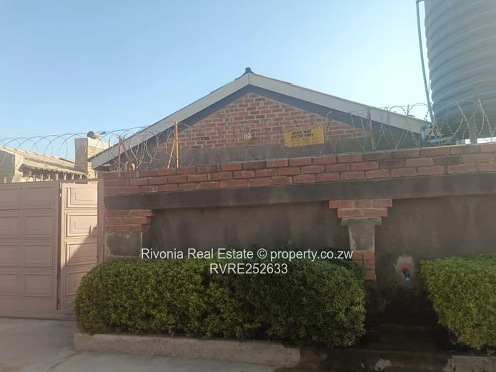 Chitungwiza 5-Bed Home with Borehole & Built-in Wardrobes