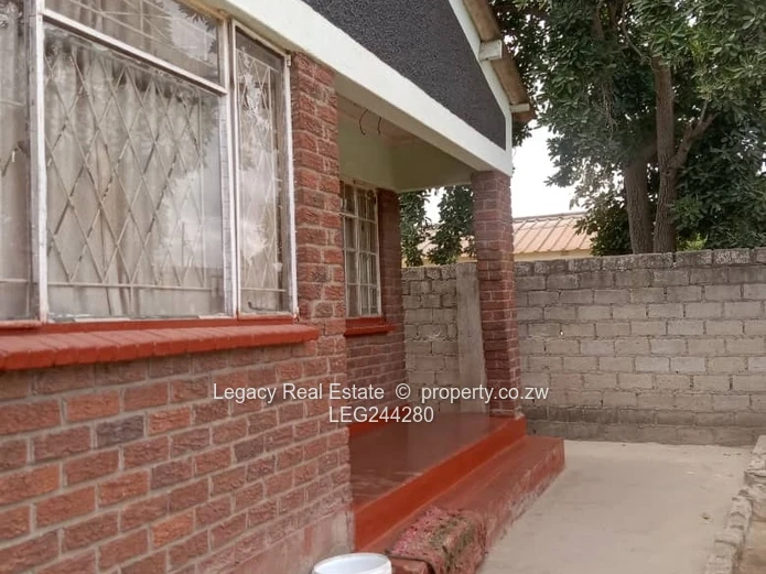 Chitungwiza Unit C House For Sale With Cottage