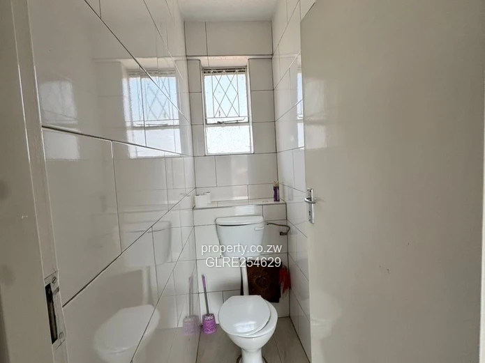 Curved Red-Brick 2-Bed Flat with Balcony, Avenues