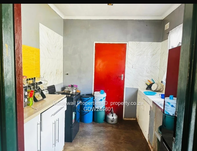 Neat 2 bed house for sale in Hatcliffe with deeds