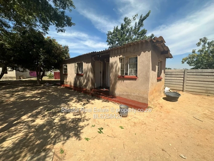 Gated 4-Bed Furnished House with Pool & Borehole, Hatfield