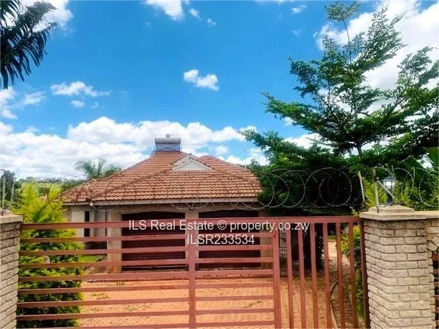 Spacious 5-Bedroom Home In Charlotte Brooke