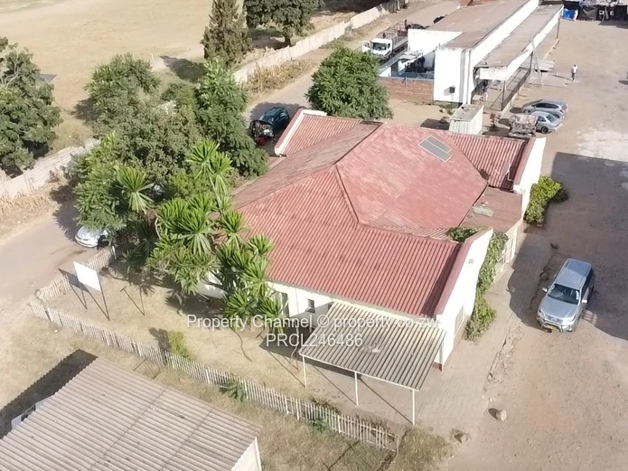 Glen Norah Medical/Commercial Property — 450 m², Accessible