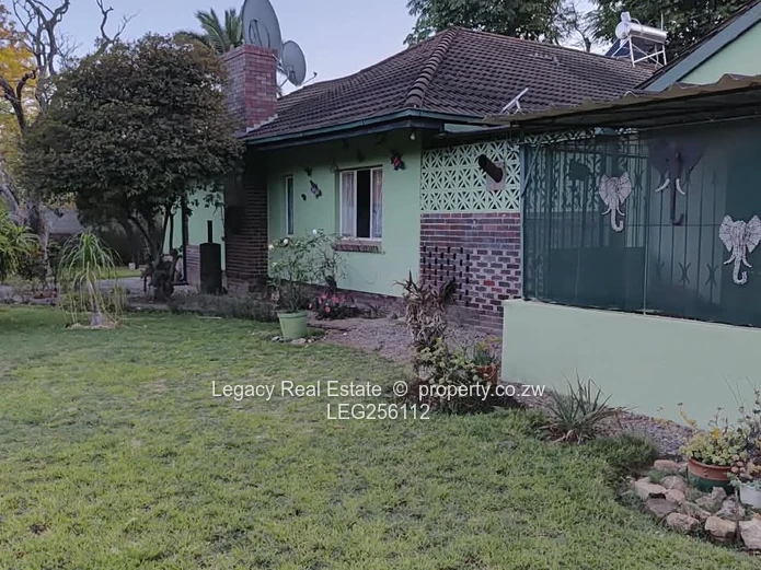 Burnside 4-Bed Oasis: Pool, Borehole & 4047m2 Garden