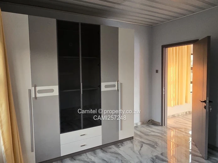 Sunlit 2-Bed Cottage Arlington — 2000m² Plot + Borehole