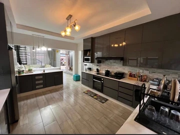 4 Bedroom Flat & Apartment